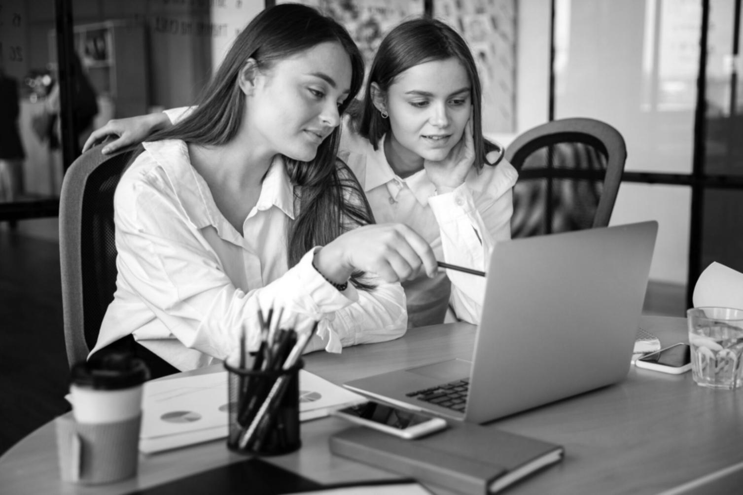 Equipo de trabajo marithalux analizando estados financieros